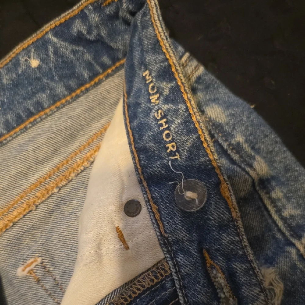 American Eagle Super Hi-Rise Dual Button Ripped Blue Jean Mom Shorts 00 - Picture 3 of 9